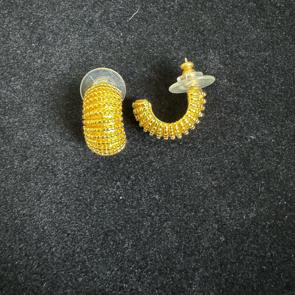 Trifari VINTAGE‎ Yellow Gold Tone Textured Oversized Cuff Earrings Pierced Ears